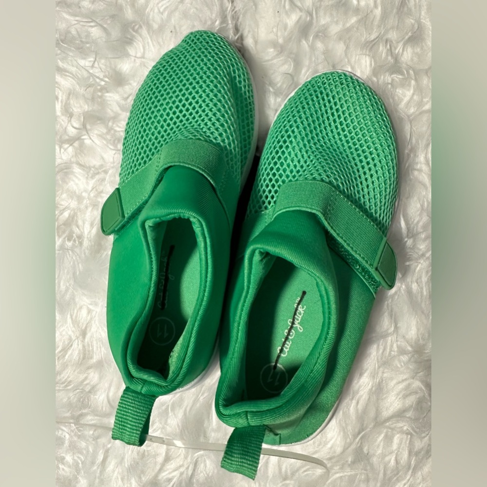 Green water shoes